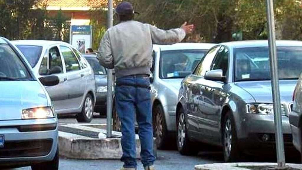 Pagare o non pagare il parcheggiatore abusivo? Questo è il dilemma