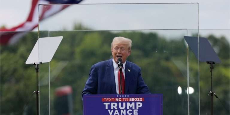 Scopri di più sull'articolo Donald Trump si protegge dagli attentati con le gabbie di vetro