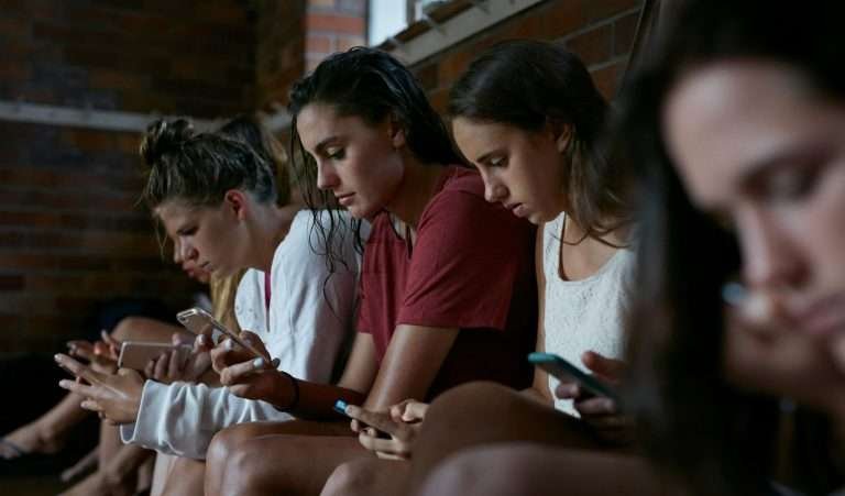 Scopri di più sull'articolo Psicologi da tastiera: i pro e i contro dei consigli online che conquistano i social