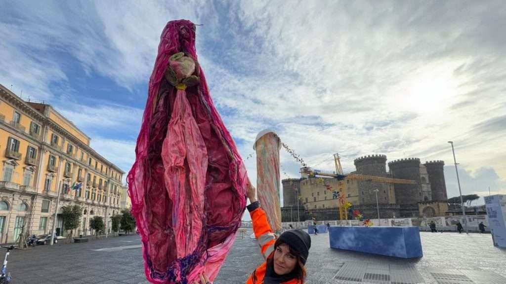 Napoli: l’inconcludente risposta al Pulcinella di Piazza Municipio