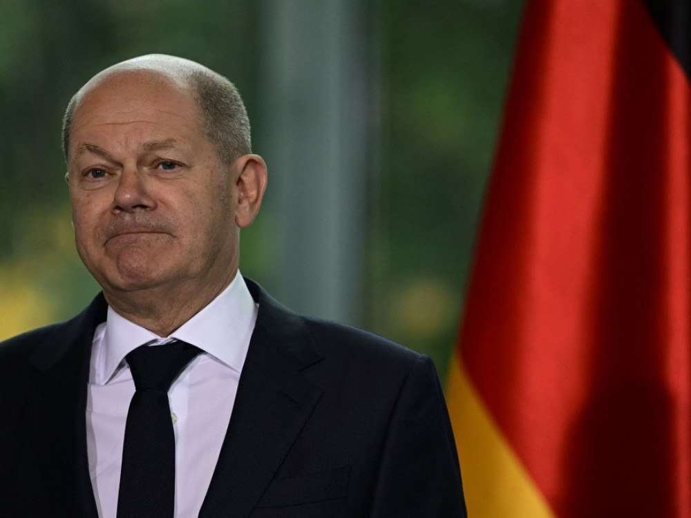 La Germania (anche) vira a destra, uomini, uomo d'affari, una persona, adulto, completo, guardando la telecamera, etnia caucasica, maschi, all'aperto, ritratto, uomo d'affari, adulto maturo, uno, uomo, vista frontale, successo, sicurezza, politico
