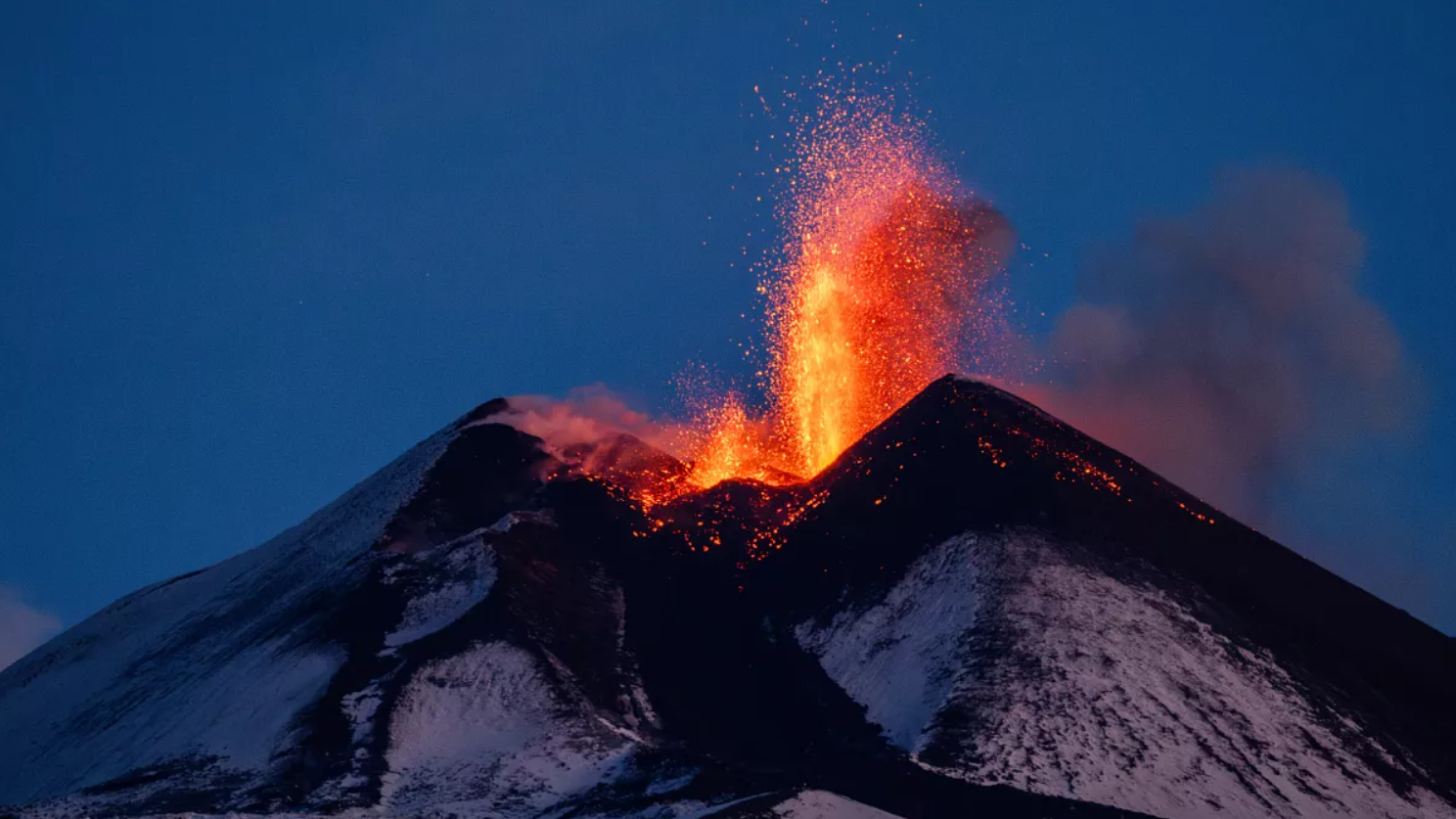 Scopri di più sull'articolo Etna in eruzione: la magia della lava che incontra la neve