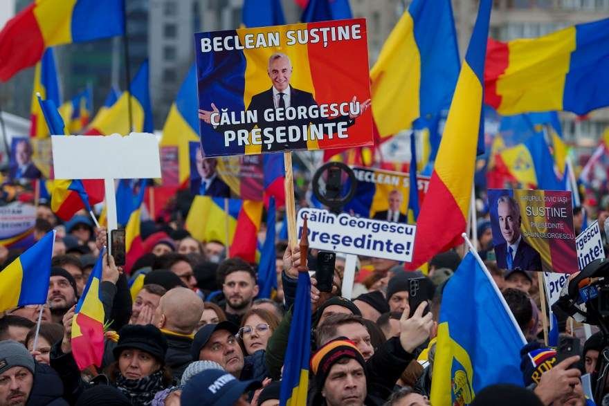 Calin Georgescu elezioni folla Romania bandiera manifestazione cartellone rumeno