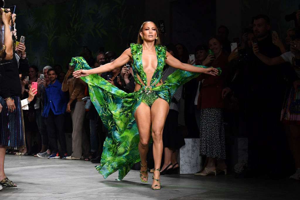 20 settembre Milano Jennifer Lopez sfliata Jungle dress Donatella Versace