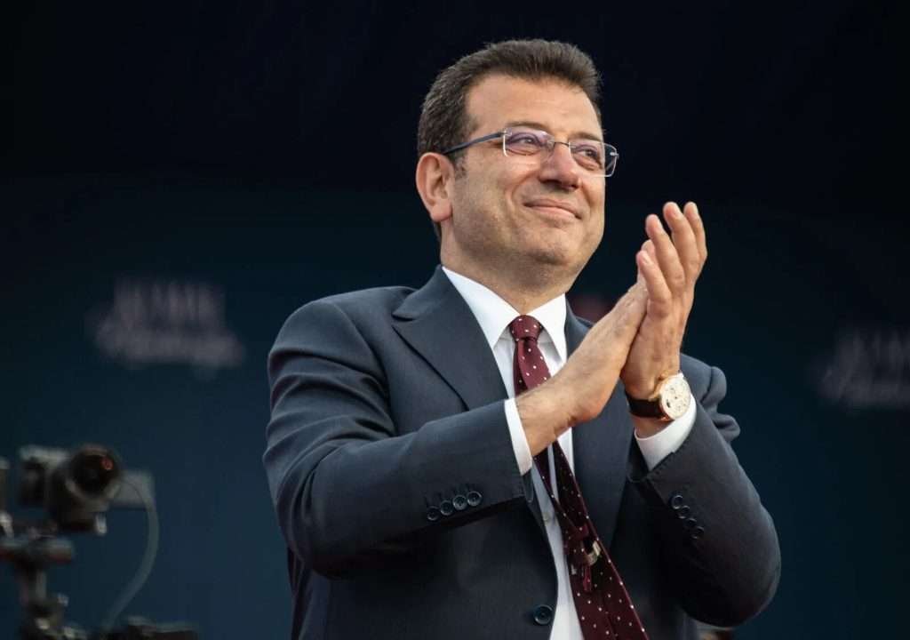 Imamoglu Instanbul foto applauso sorriso cravatta