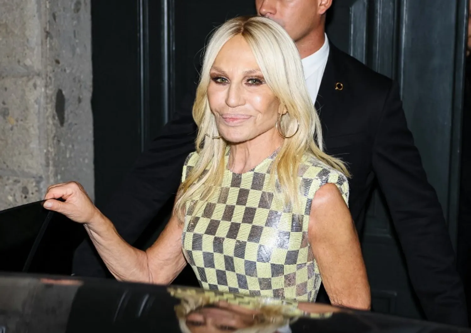 Al momento stai visualizzando Donatella lascia Versace: dietro la porta c’è Dario Vitale