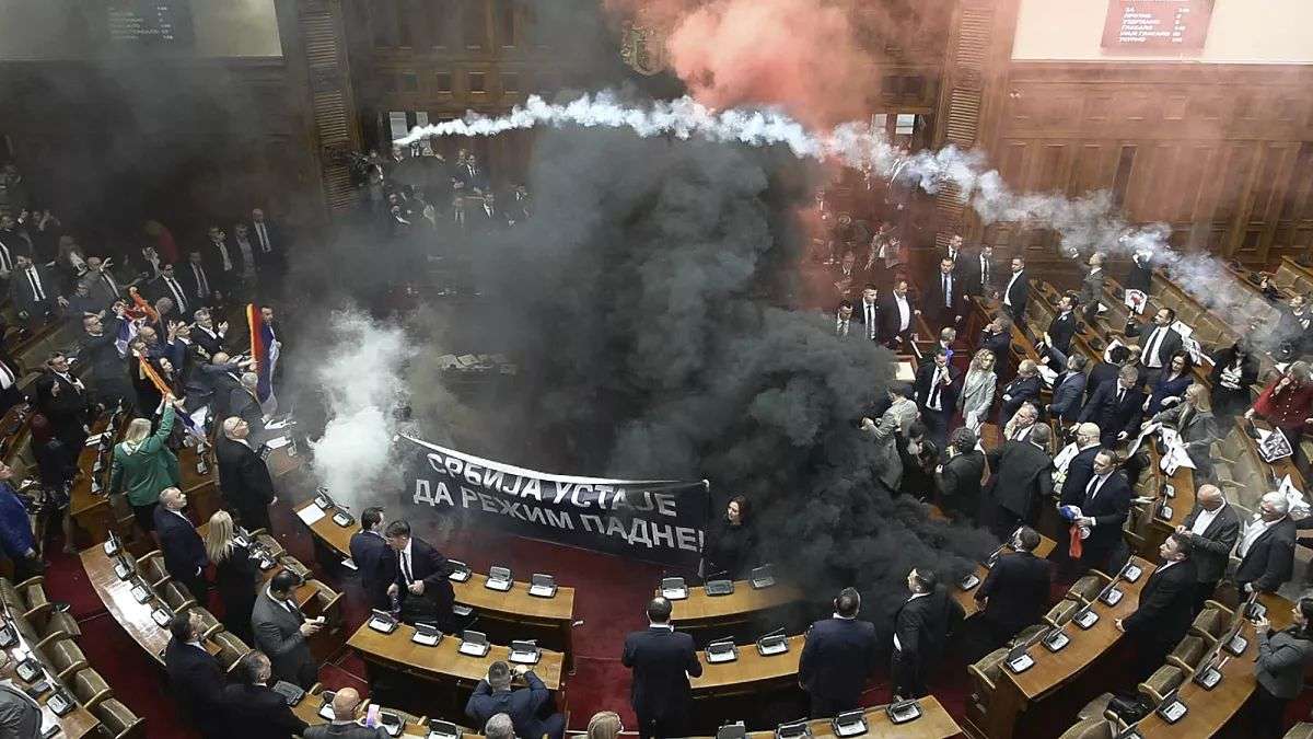 Scopri di più sull'articolo Fumogeni in Parlamento: A Belgrado, la protesta contro la corruzione