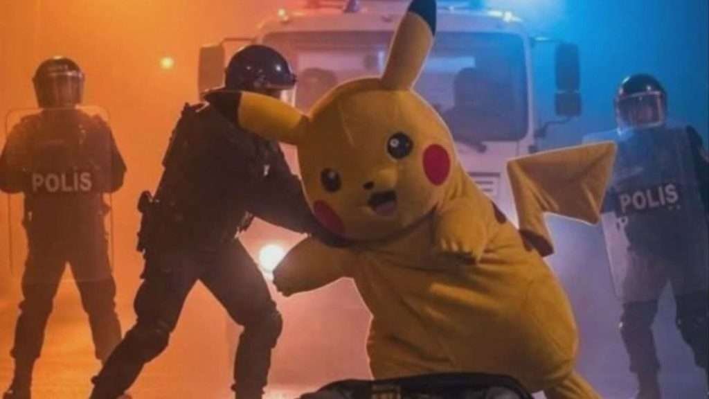 Proteste in Turchia a difesa della democrazia scende in piazza Pikachu