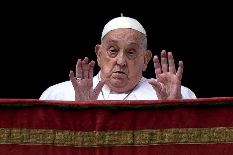 papa francesco bergoglio vaticano chiesa pontefice morto saluta cappellino