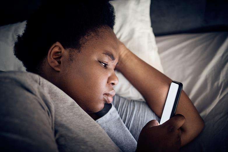 Il dolore “scrollato” via: i social anestetizzano l’emotività