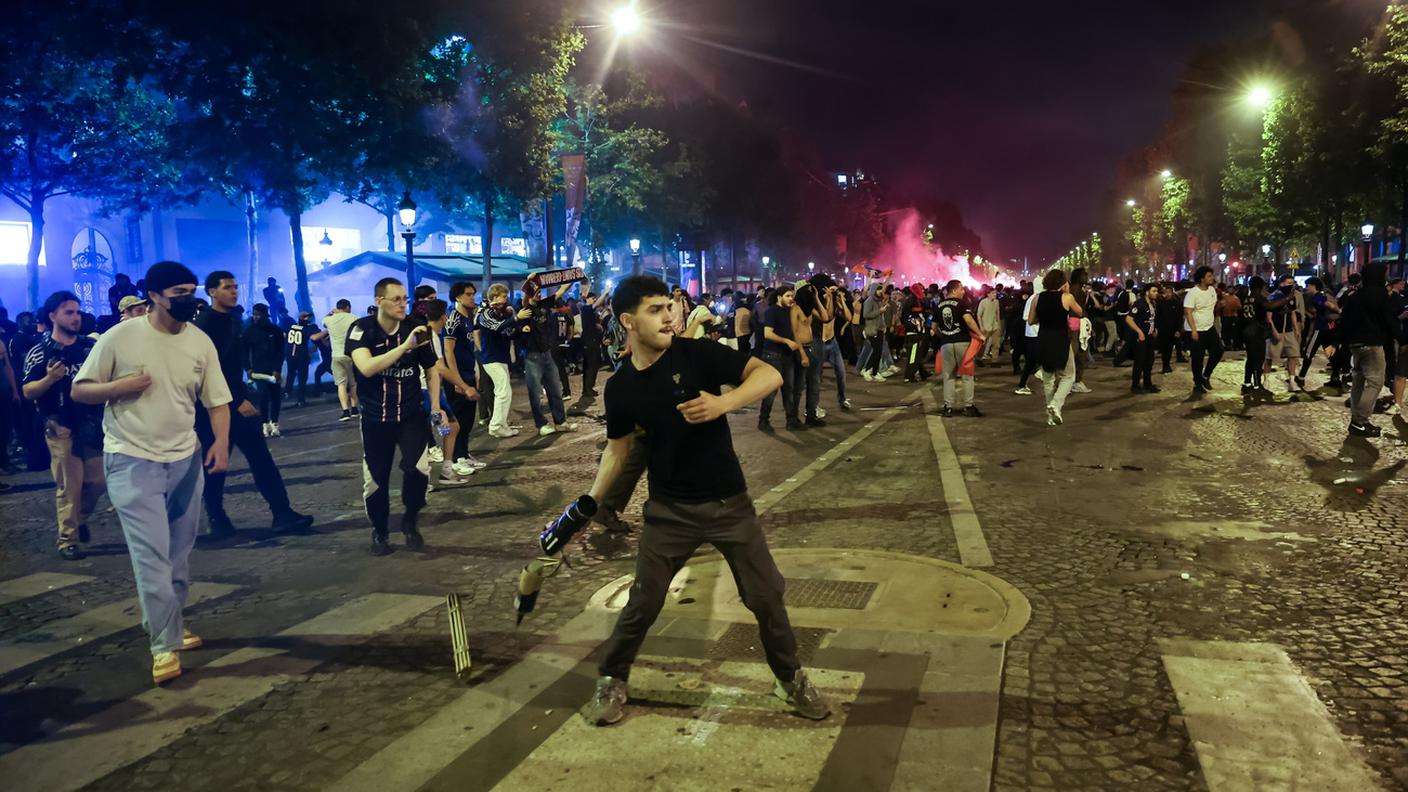 Scopri di più sull'articolo Il PSG vince la Champions, ma la festa porta con sé 320 arresti e 2 morti