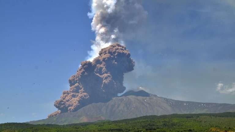 Scopri di più sull'articolo L’Etna erutta e l’Italia si agita: no panic, sta solo sbuffando