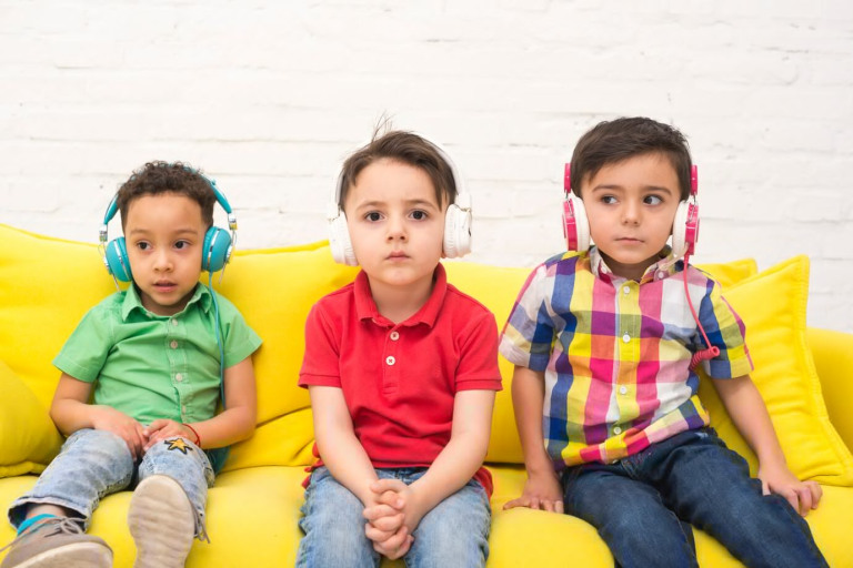 Scopri di più sull'articolo Le canzoni ambigue che ci piacevano da bambini
