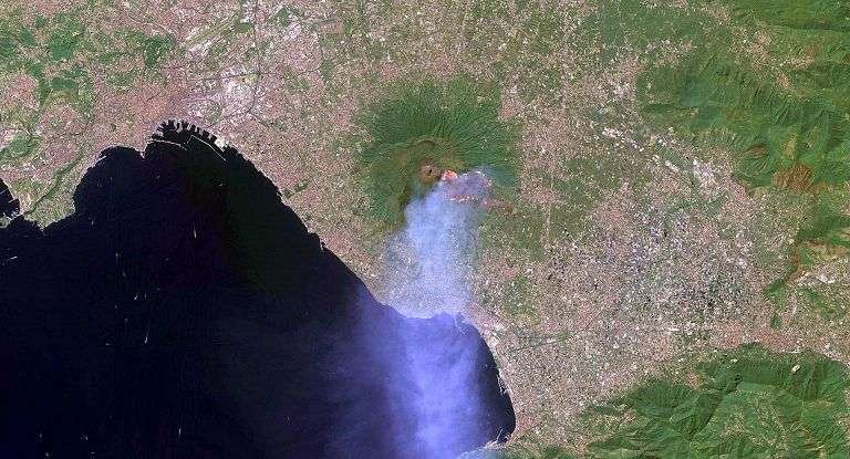 Vesuvio incendio napoli campania vulcano incendi rogo fuoco