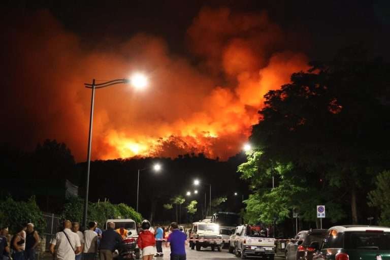 Scopri di più sull'articolo Il Vesuvio è sempre più solo contro gli incendi