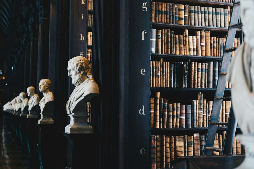 studenti di lettere e fiosofia, facoltà universitaria umanistica biblioteca antica