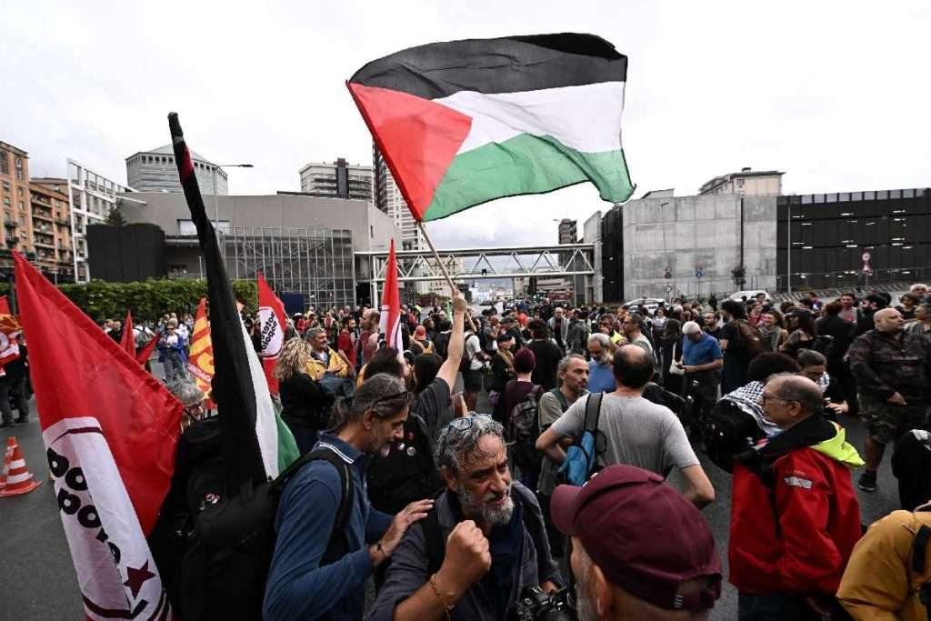 Settimana pressione scioperi in italia manifestazioni palestina gaza 22 settembre bandiera piazza folla