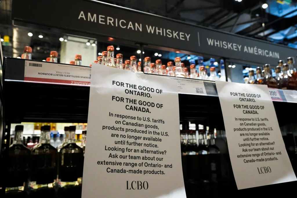 Trump, dazi e conseguenze Levi's Tesla Un avviso cartaceo elenca la rimozione di bottiglie di alcolici statunitensi dagli scaffali di un negozio del Liquor Control Board of Ontario (LCBO), come parte delle misure di ritorsione contro i dazi annunciati dal presidente degli Stati Uniti Donald Trump, a Toronto, Ontario, Canada, il 4 marzo 2025