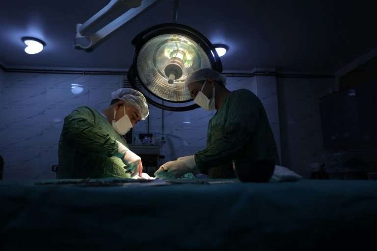 Scopri di più sull'articolo Meno ansia in corsia: arriva il nuovo “scudo penale” per i medici