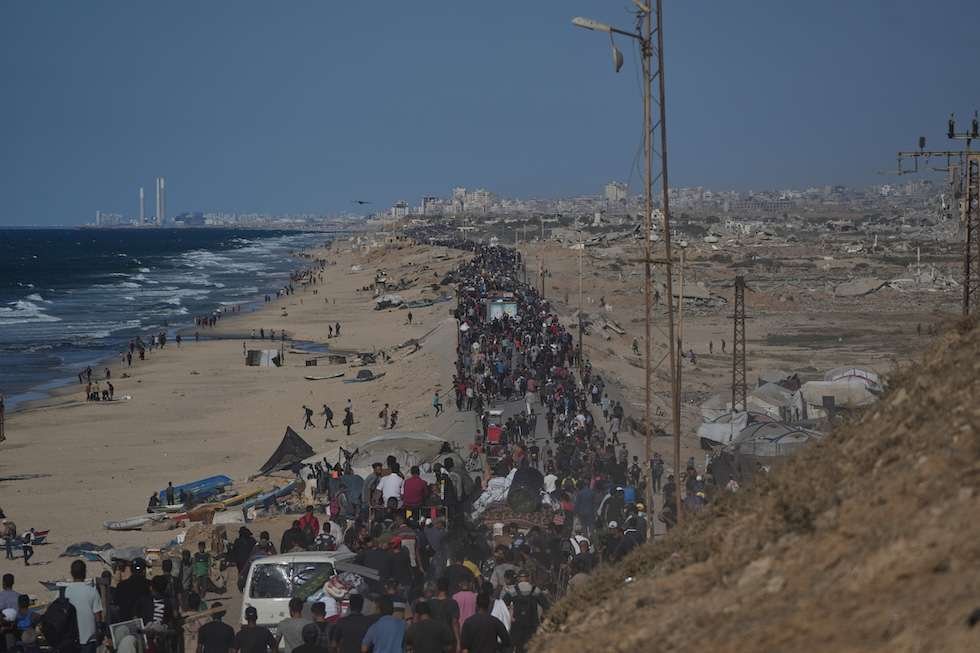 tregua Gaza palestinesi che camminano sulla striscia verso Gaza City