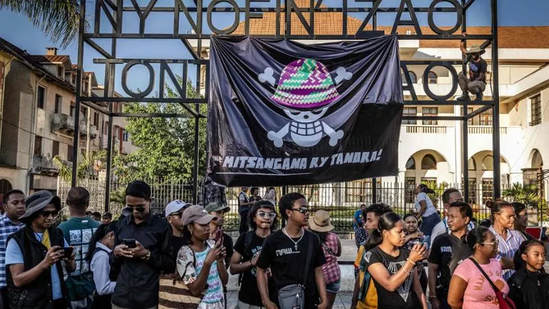 Generazione Z in rivolta in Madagascar. Il paese nel caos Esplode la protesta in Madagascar, generazione Z in azione dietro al simbolo di OnePiece