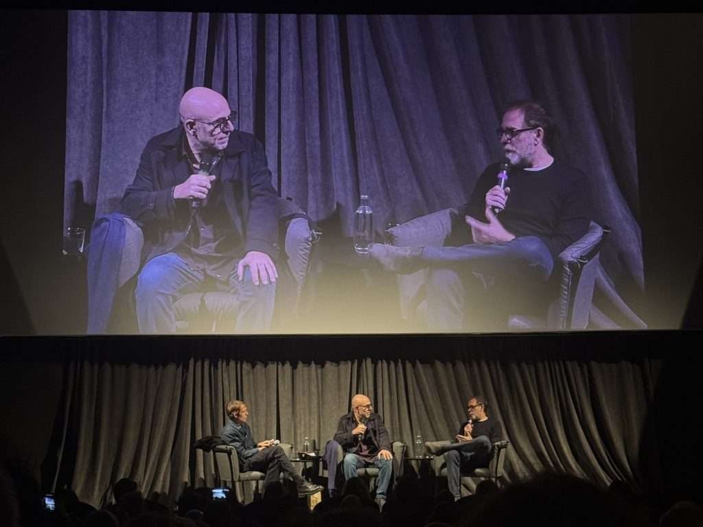 Paolo Virzì e Valerio Mastandrea seduti sul palco dell'Anteo Palazzo del Cinema di Milano mentre introducono il film Cinque Secondi