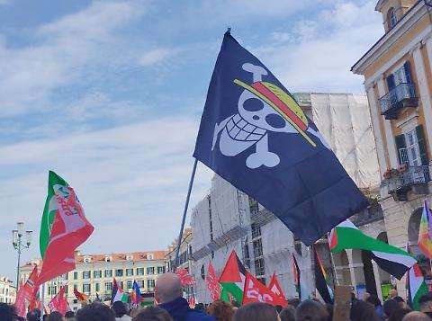 Jolly Roger One Piece proteste Palestina manifestazione bandiera