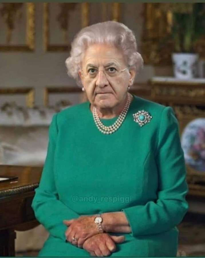 Meme regina Elisabetta con la faccia di Vincenzo De Luca