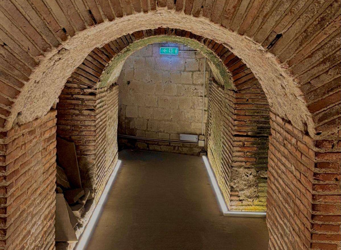 Scopri di più sull'articolo Il Teatro romano di Neapolis: Laura Angarelli ci racconta una Napoli diversa