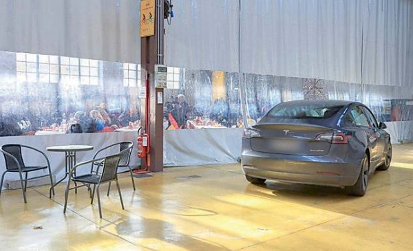 Vescovo va in Tesla alla mensa dei poveri Natale 2023, Tesla parcheggiata