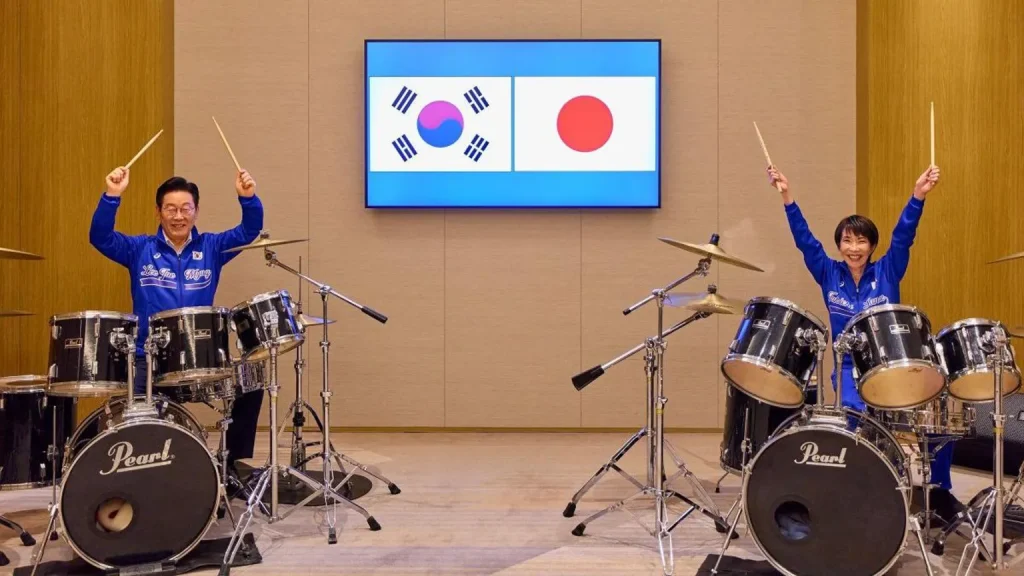 Settimana olimpica: Lee Jae Myung (presidente Corea del Sud) e Sanae Takaichi suonano la batteria dopo il summit. Lee Jae Myung (presidente Corea del Sud) e Sanae Takaichi suonano la batteria dopo il summit