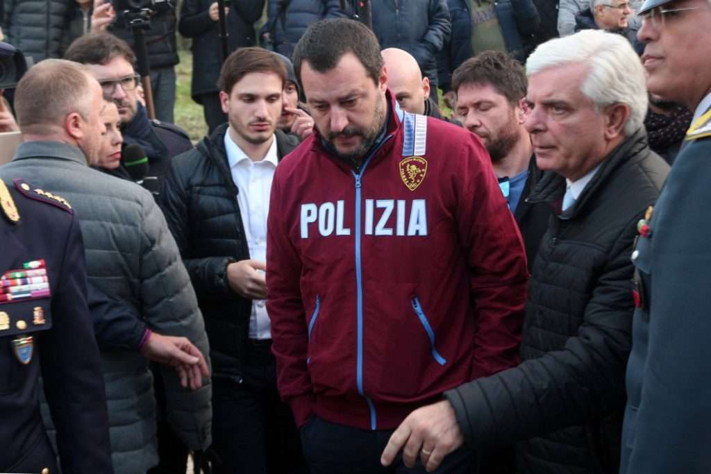 Furia epica: Salvini indossa la sua felpa preferita Furia epica: Salvini indossa la sua felpa preferita