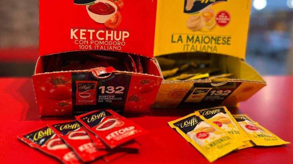 Addio alle bustine monodose di ketchup e maionese: la nuova stretta Ue contro lo spreco