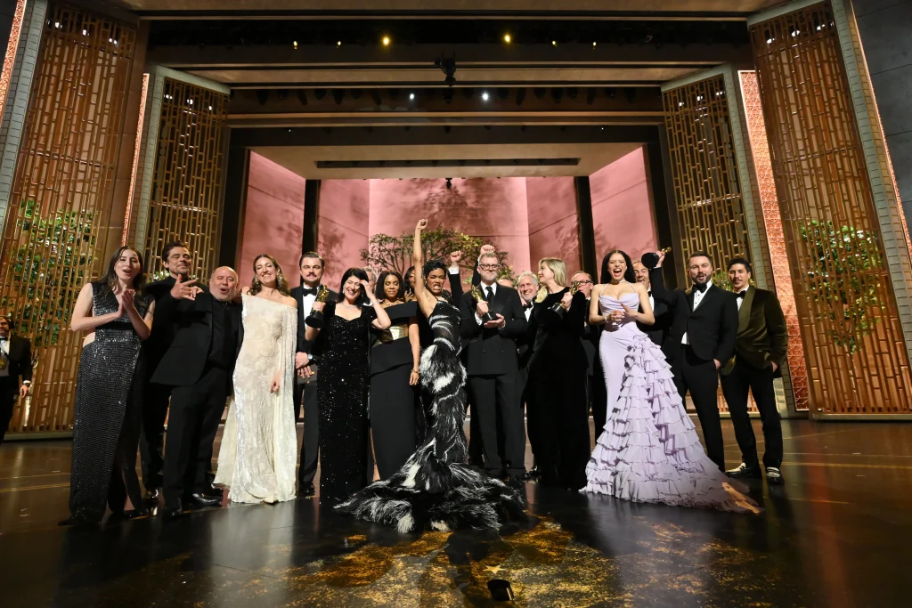 Il cast di Una battaglia dopo l'altra sul palco degli Oscar 2026