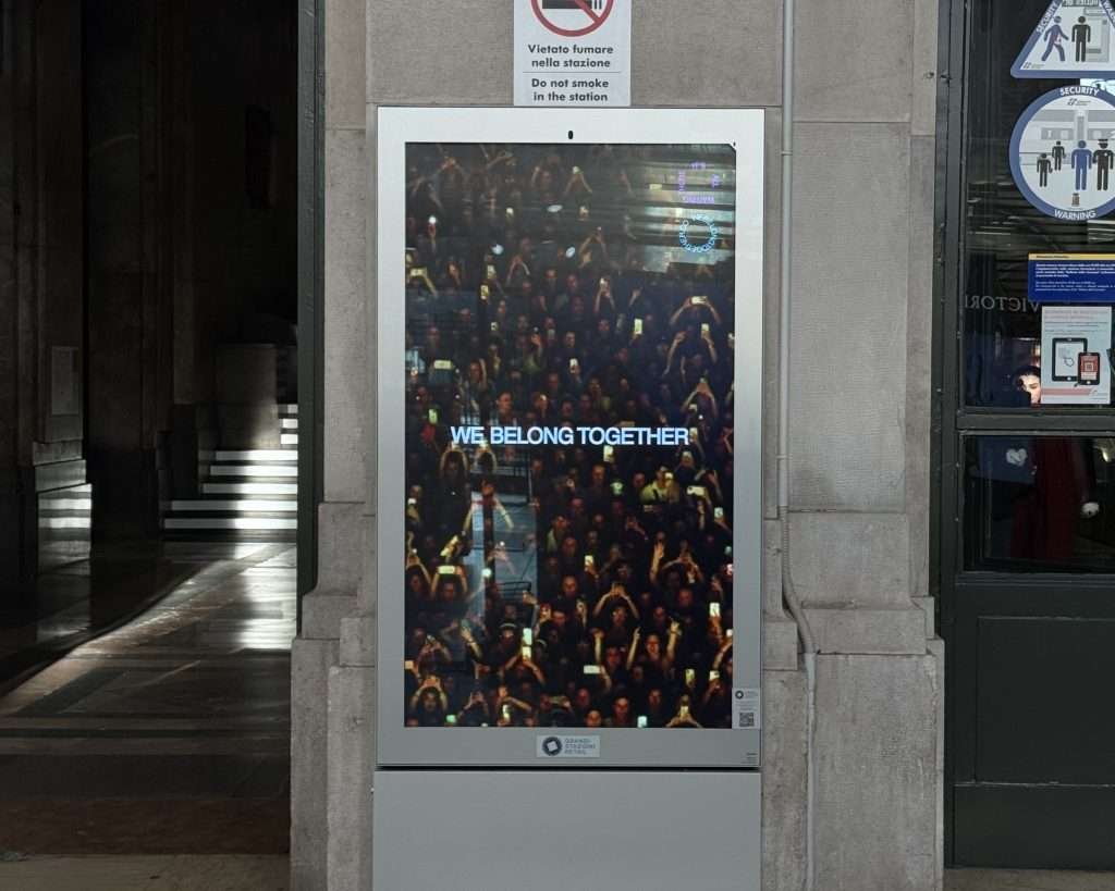 Pannel "We Belong Together" alla Stazione Centrale di Milano