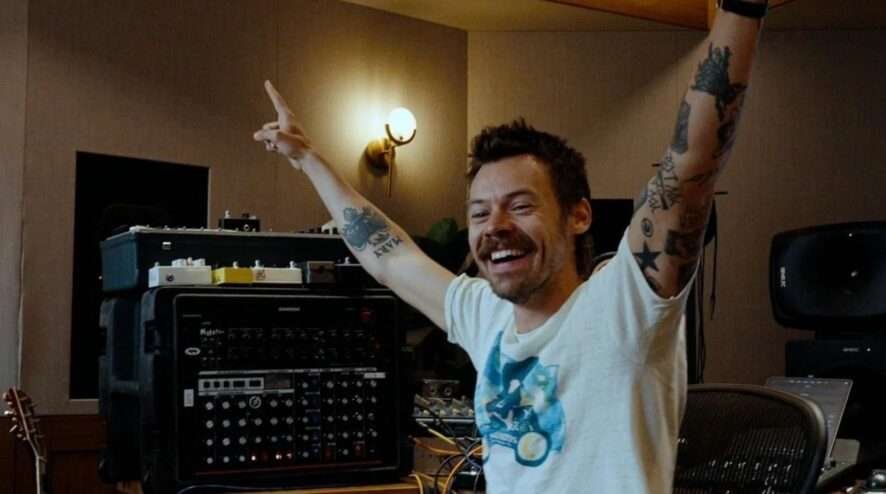 Harry Styles in studio di registrazione per Kiss All The Time. Disco, Occasionally.