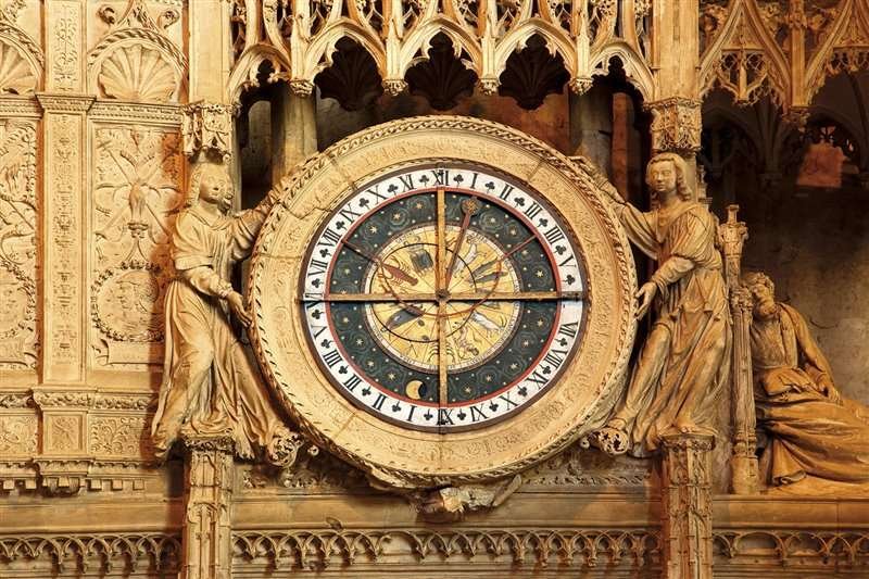 Orologio astronomico situato all'interno della Cattedrale di Chartres, in Francia, un capolavoro rinascimentale risalente al 1528