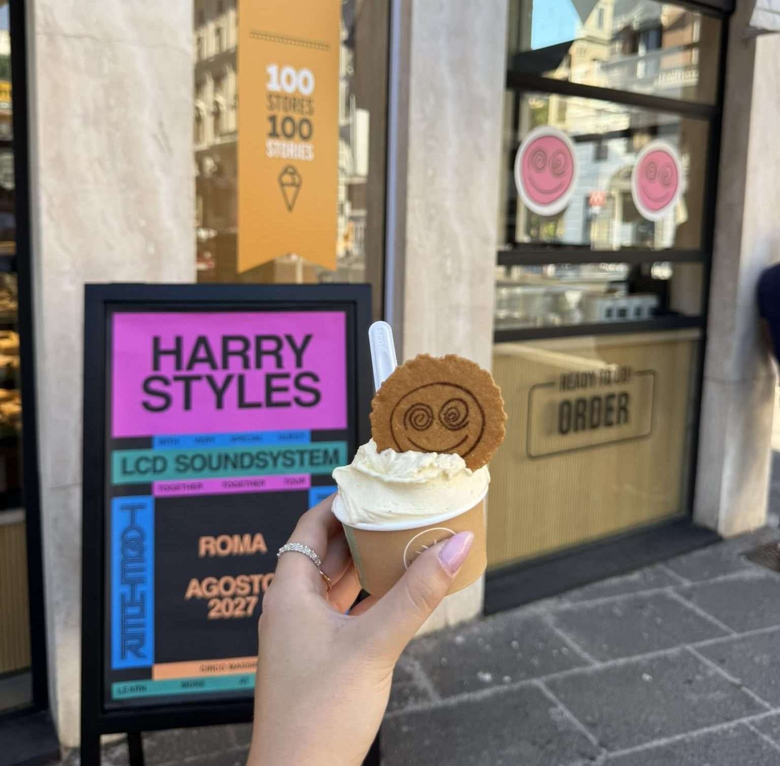 gelato offerto dal team di harry styles presso la gelateria la romana a roma, con cialda brandizzata dello smile simbolo del tour 2027