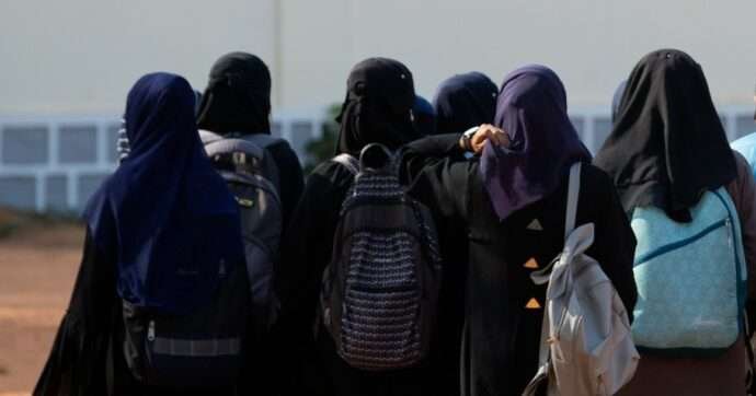 Scopri di più sull'articolo Caccia ai fantasmi nelle aule: perché il Decreto Scuola sul burqa è una mossa (solo) politica